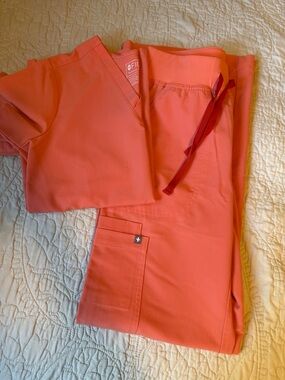 Figs Scrub set in sunset drift